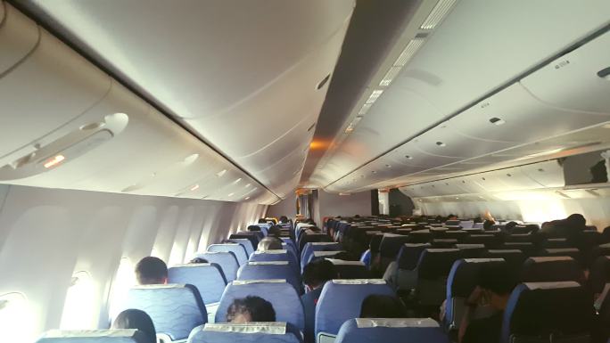 商业飞机客舱挤满了乘客
