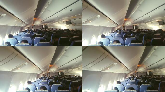 商业飞机客舱挤满了乘客