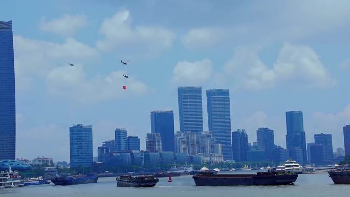 上海外滩直升机挂旗飞行