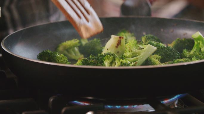 在平底锅里炒西兰花做一道菜