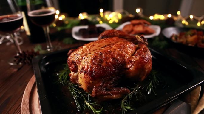 烤全鸡和其他配菜的节日晚餐圣诞节新