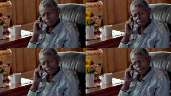 不开心的老妇女在用手机聊天