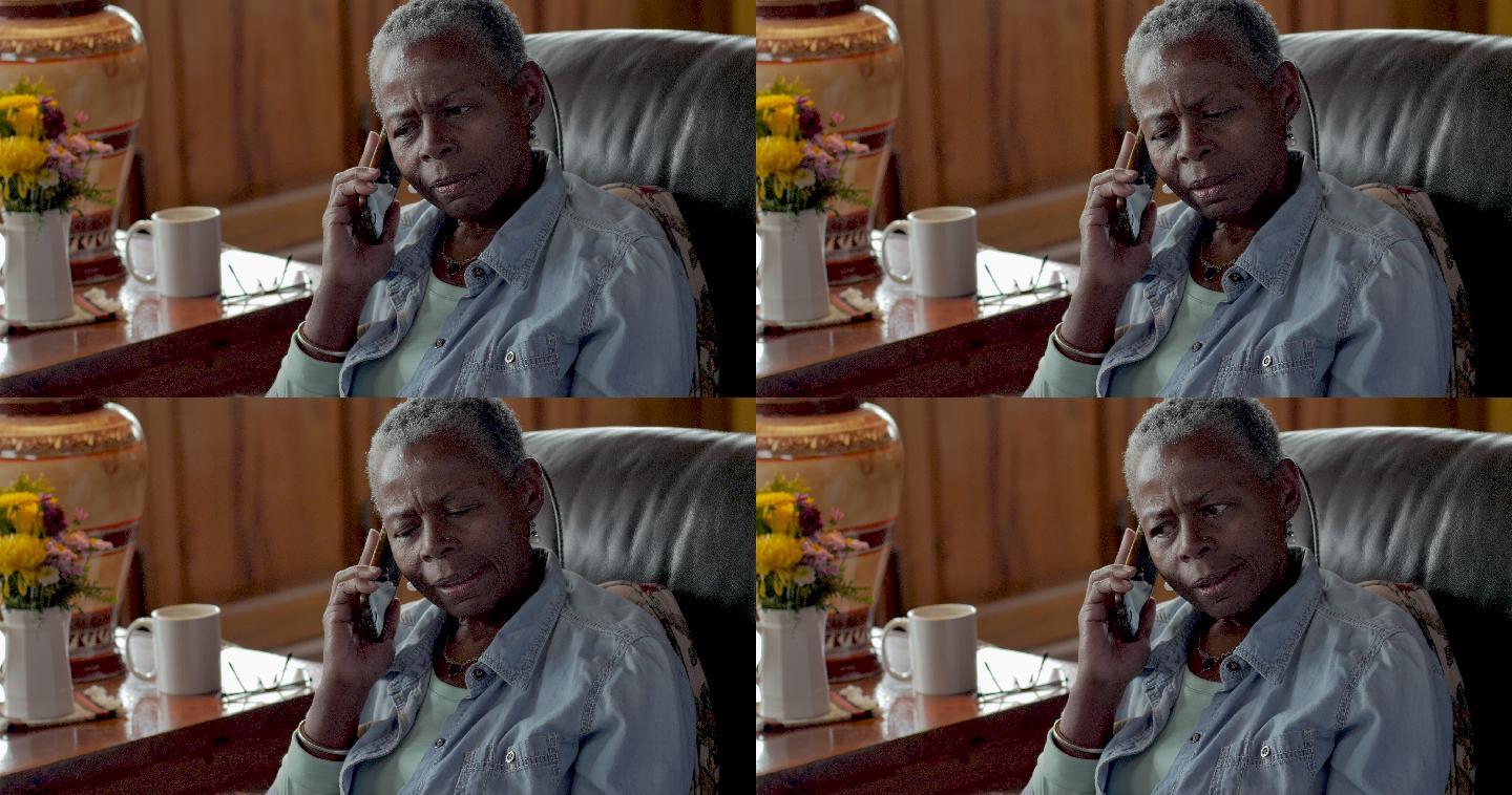 不开心的老妇女在用手机聊天