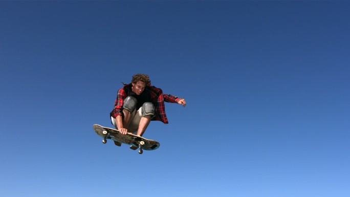滑板运动员在空中跳跃