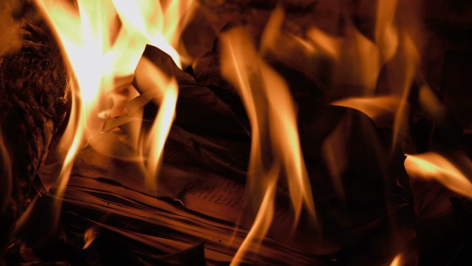 在壁炉里烧书烧掉焚烧火堆
