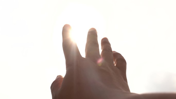 指缝阳光，逆光的手，阳光指缝间照射