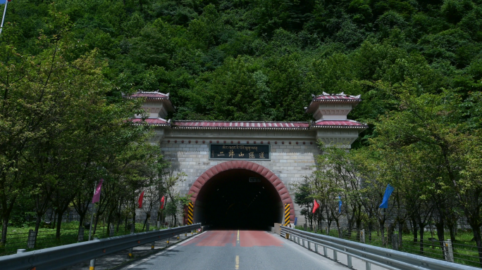 川藏公路老二郎山隧道