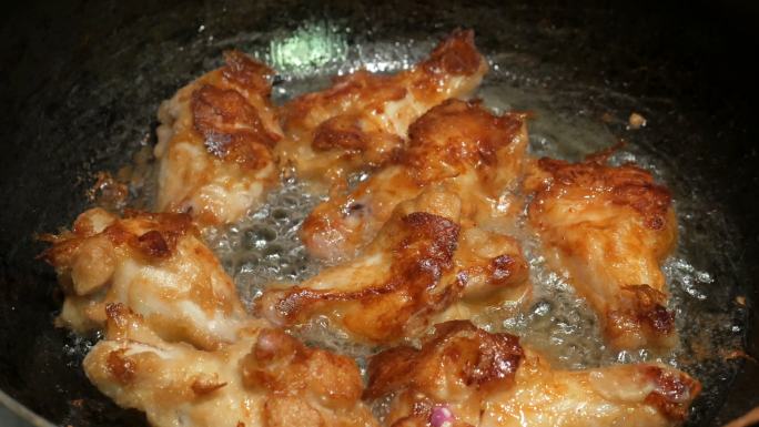 煮沸的油炸鸡