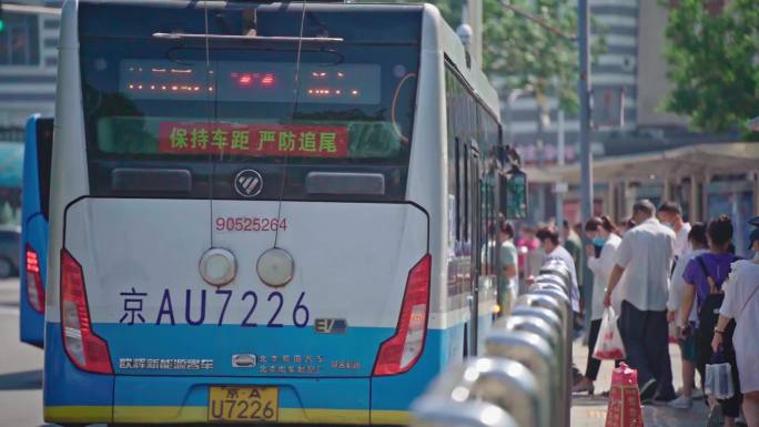 实拍北京旅游公交车电车乘车场景