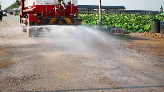 黄河滩里的洒水车、净化空气、环保