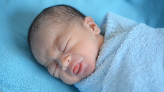 刚出生的宝宝睡觉产科产房婴儿新生命妇幼保
