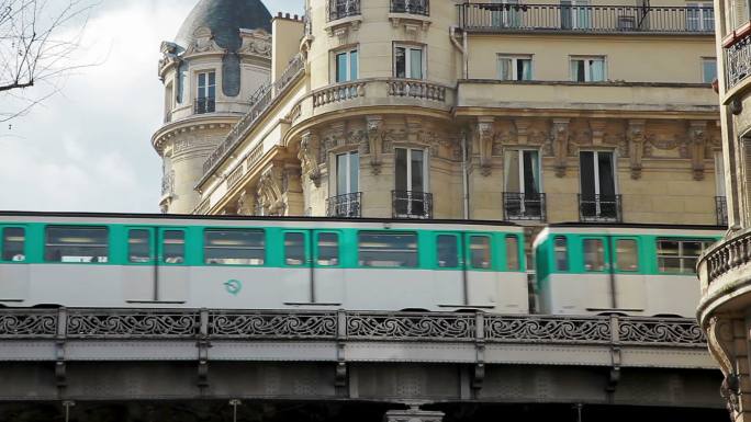 巴黎的法国地铁桥上