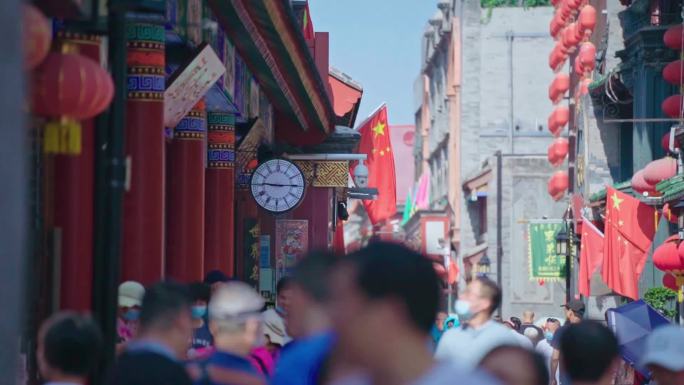 北京前门大街街景商业街人流彩色伞铛铛车