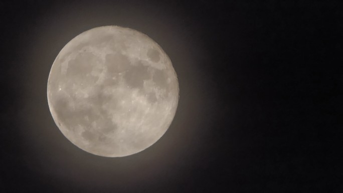 云层穿过月亮