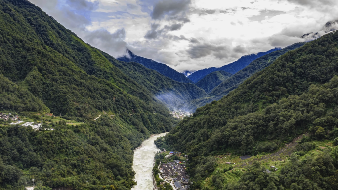 云南边境扶贫示范村独龙江