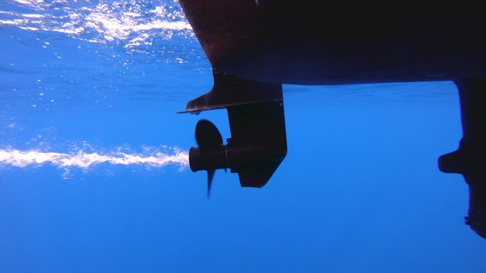 船螺旋桨引擎旋转的水下镜头