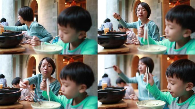 男孩用筷子吃米粉