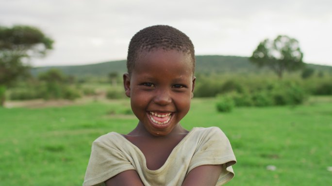 快乐马赛女孩非洲小女孩非洲女孩对着镜头微
