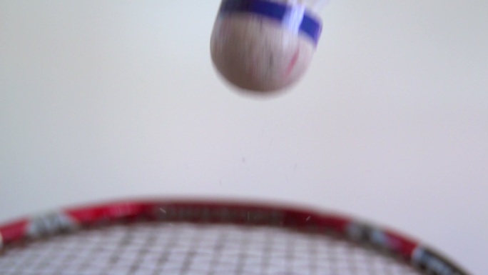 羽毛球撞击羽毛球拍的超慢镜头