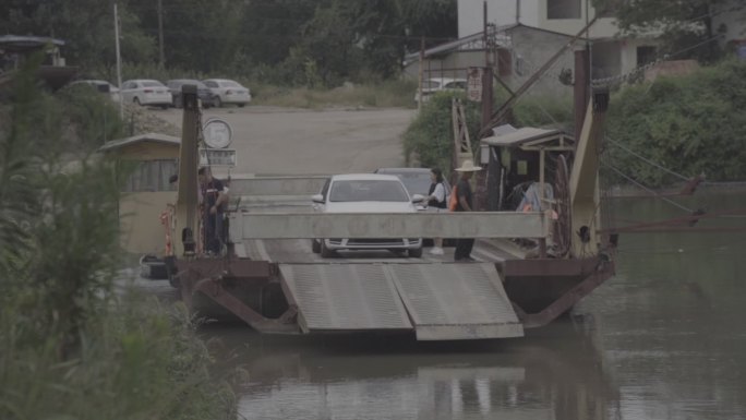 汽车坐船过河