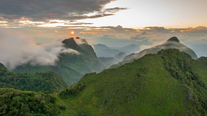 泰国清迈多隆清道山顶的落日和薄雾