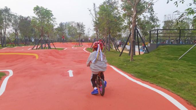 【4K实拍】小孩玩平衡车-滑步车