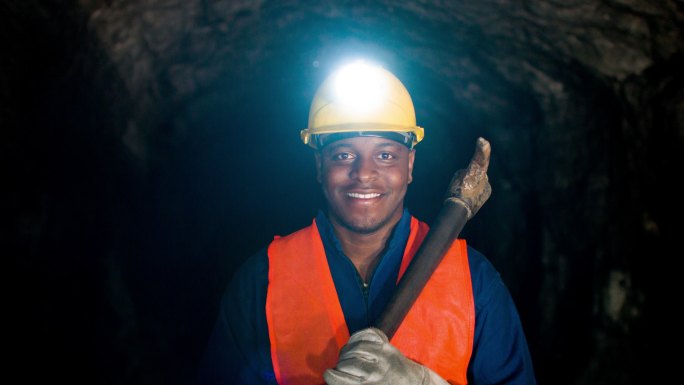 矿工在地下矿山工作