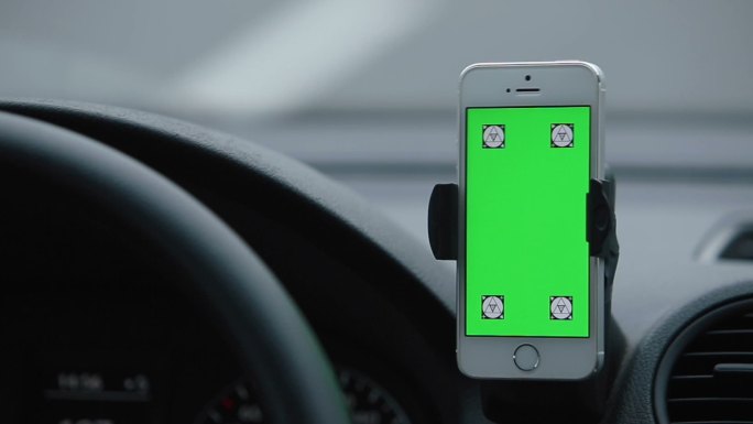 车内有一部绿色屏幕的手机。