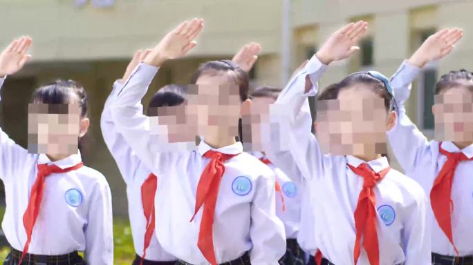 学校小学生敬队礼红领巾微笑入队复课升旗