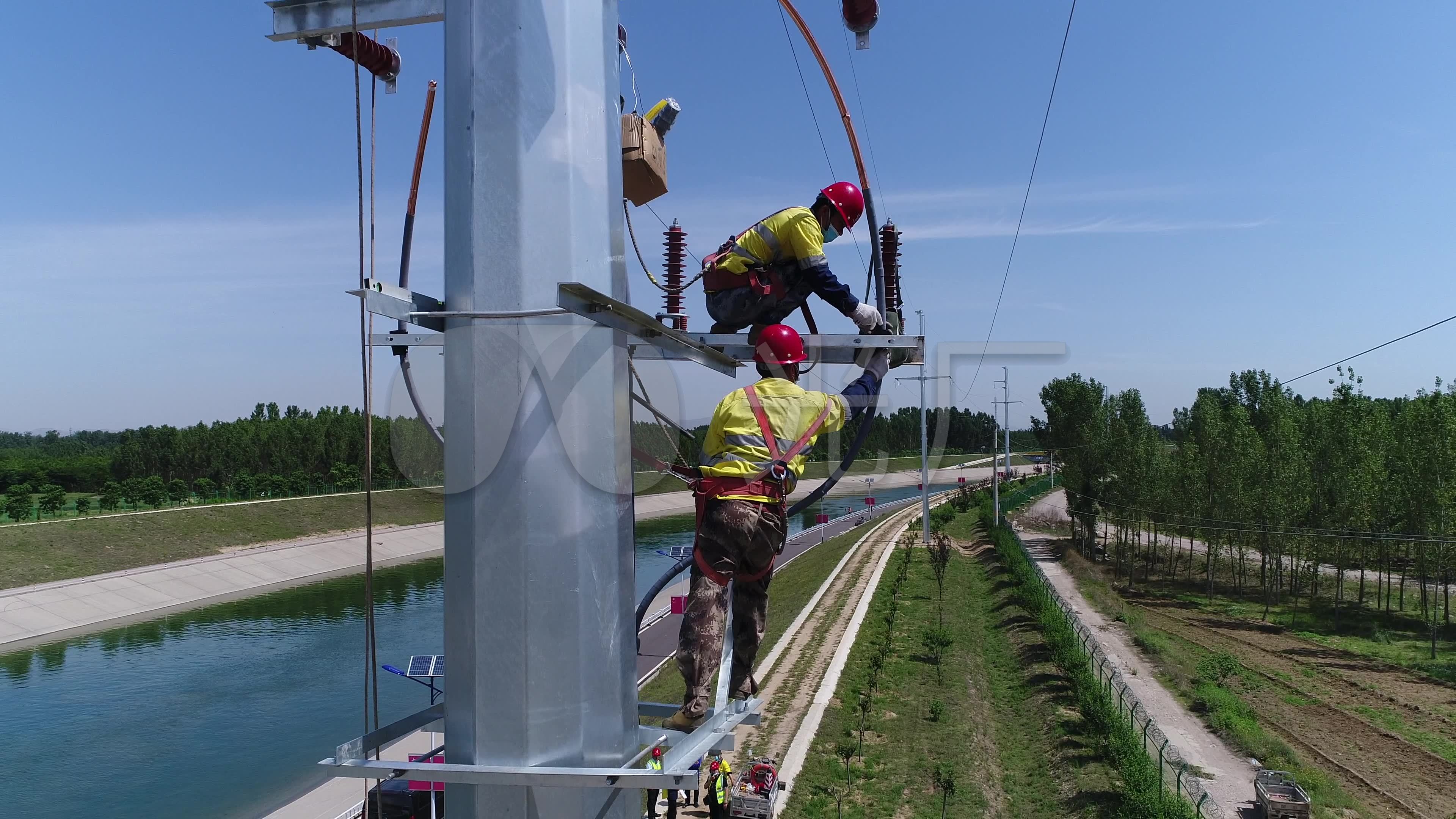 電力施工輸電線路電塔高空作業_3840x2160_高清視頻素材下載(編號