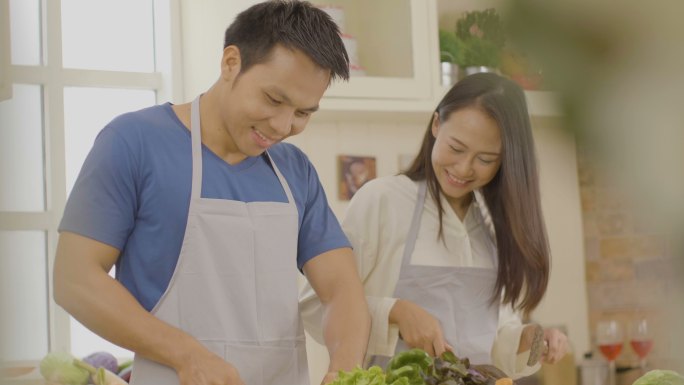 厨房里的年轻夫妇温馨男女朋友铲子