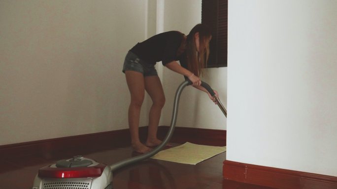 女性使用吸尘器清洗地面
