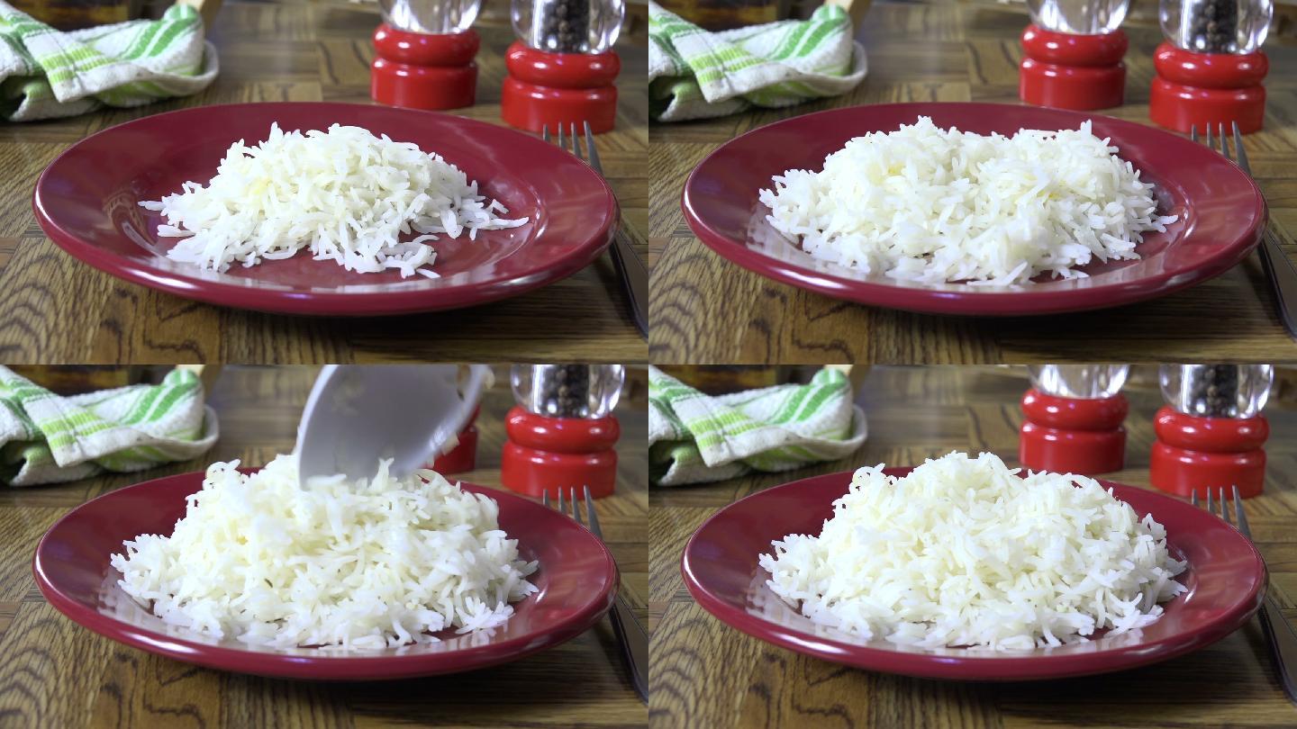 把热腾腾的米饭舀到盘子里