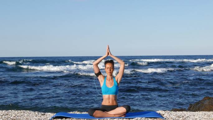 在海边的练习瑜伽的女人