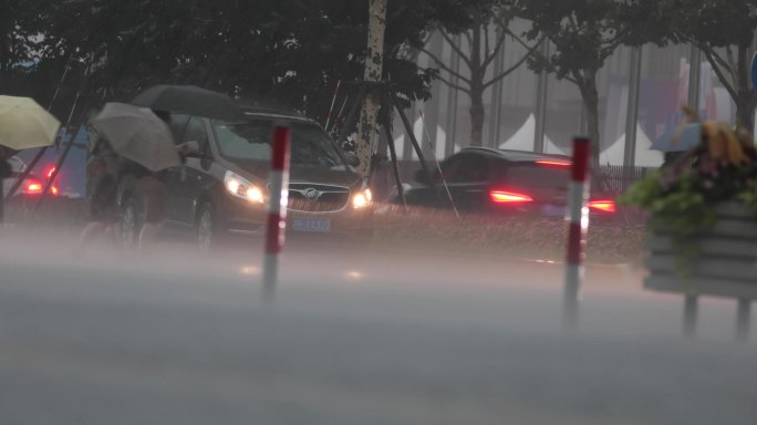 暴雨中的车流与行人