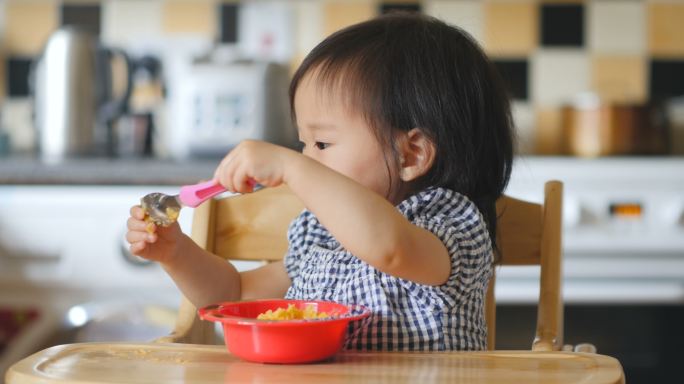 吃土豆泥的女婴