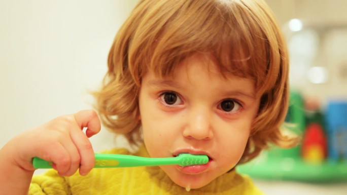 刷牙的女孩广告陪伴生活婴儿产品亲子互动快