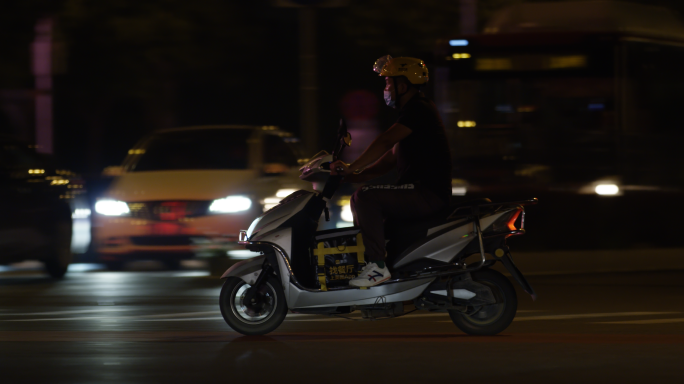 街拍北京夏日 街道  骑摩托车
