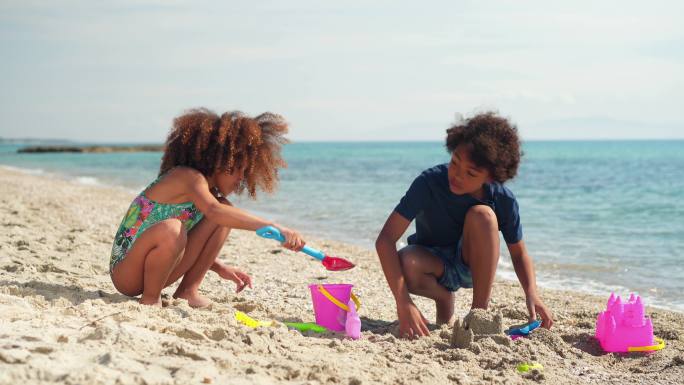 孩子们在沙滩上玩沙子