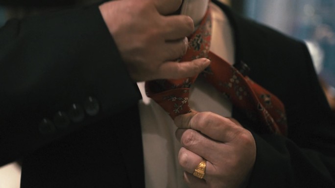 中老年约会打领结系领带