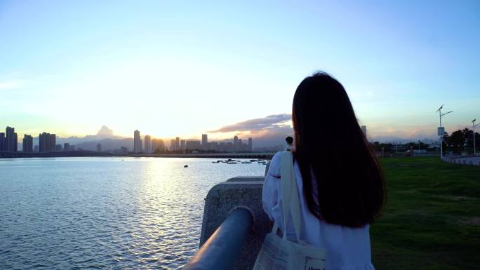 唯美的湾区美女拍摄夕阳