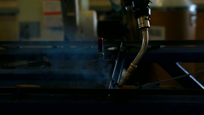 工厂机械臂焊接激光电焊产业工人修理维修