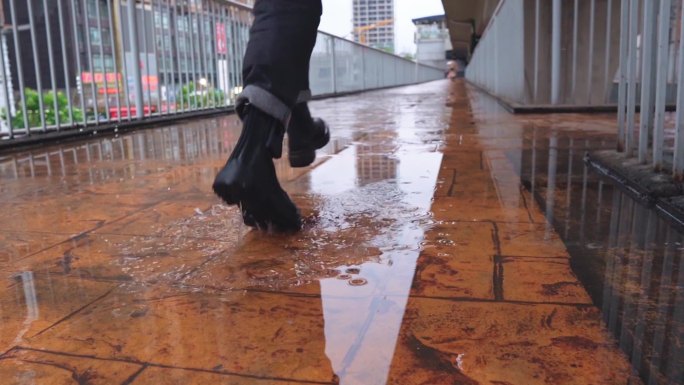 合集-雨天地面积水脚步低角度