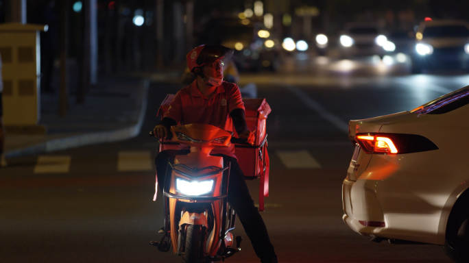 深夜北京街头，夜间外卖，过马路行人背影