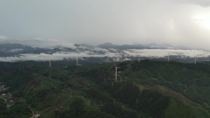 风车岛仙境风车山美景黄昏画面出现个闪电