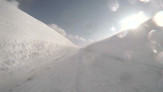 冬天的雪路白天