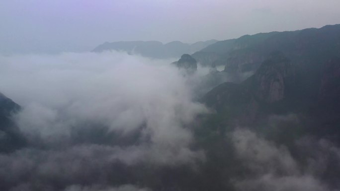 直飞穿越云雾缭绕的仙居饭蒸岩