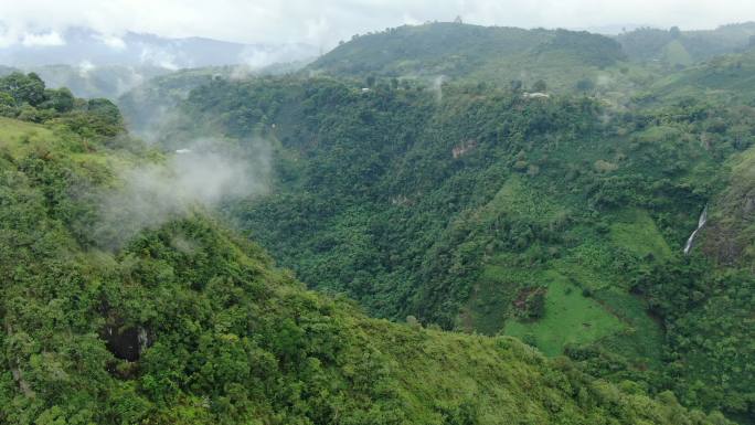 无人机拍摄的哥伦比亚山区丛林