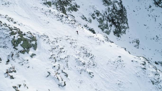 登山者在攀登雪山探险极限运动一个人独自爬