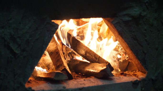 柴窑--添柴口的火